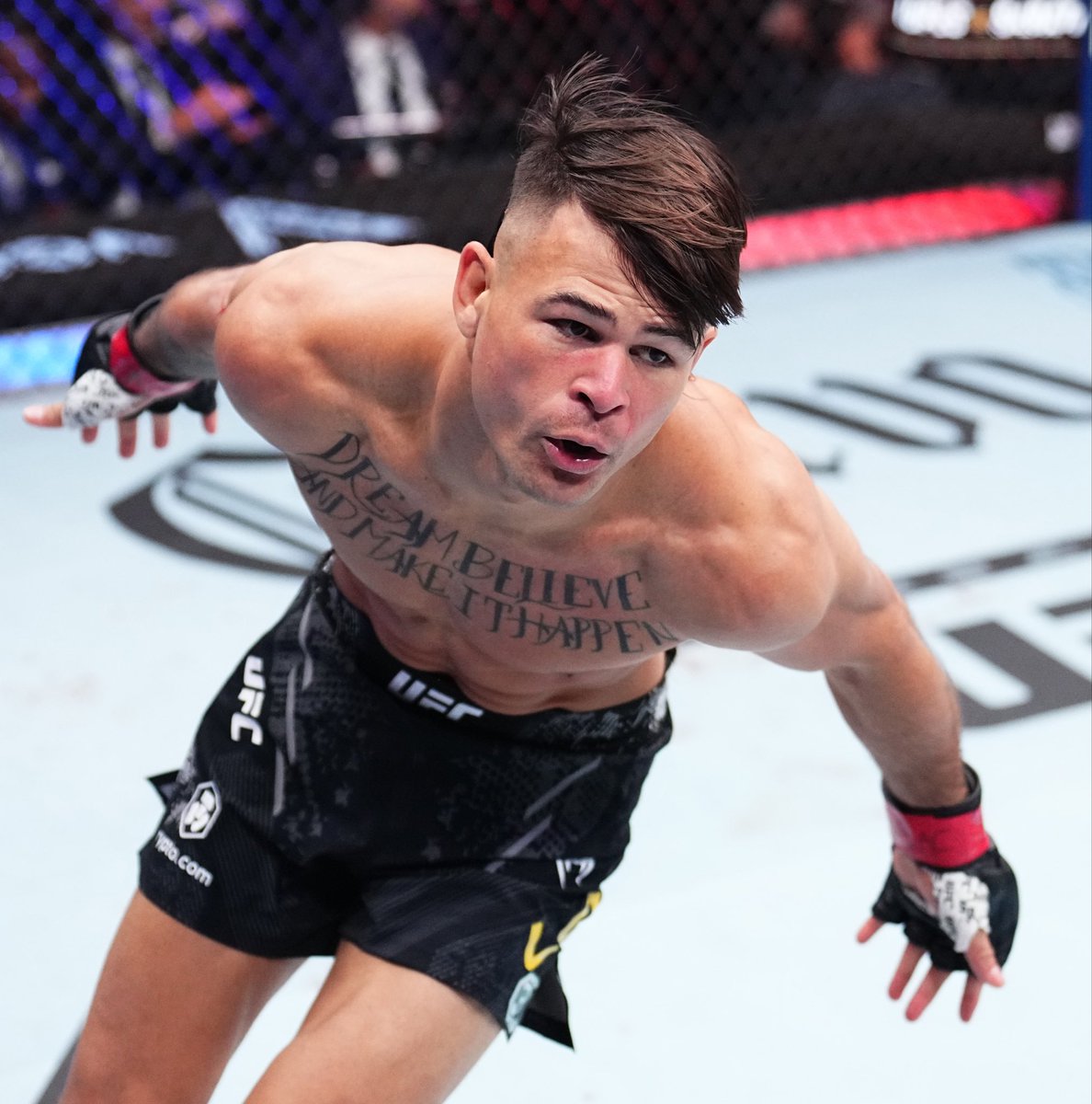 Kinggz_locks's tweet photo. UFC 8U HAMMER MAIN EVENT💰💰💰💰

Diego Lopes ML (+125) 8U

Look I just gotta fade volk at 37 lopes is younger and has the higher finishing potential here. Lopes in a rematch and a title fight that he prolly won’t get for a long while if he loses he understands what needs to be done. My prediction is it’s 1-1 going into round 3 and then Lopes finds the ko in round 3 or 4. My only worry is if this is a close decision it may go to volk because it’s in Australia but I truly believe lopes gets it done here I believe it a KO but won’t be surprised if he wins a decision. Let’s FKN cash💰

Drop a MF ❤️ if you’re tailing