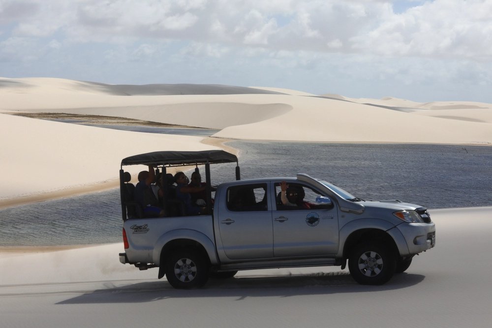 lencoisma's tweet photo. O grande impasse sobre o número de pessoas nos Lençóis Maranhenses continua. Há quem queira manter 9 passageiros no veículo, assim como outros que querem 11 pessoas. Em fim, acho que quanto mais confortável para o cliente, melhor será. https://t.co/zf5juAoOl1