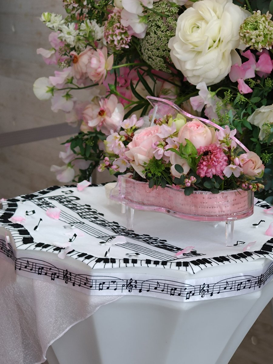 横からも貼っときますね🌸
ちゃんと桜がお名前の後ろに入ってるしひらひらも愛おしいですよ…
オブジェの周りの音符たちが立ってるのも凝ってる♬.*ﾟ*♪•*¨*•.¸¸♬•*¨*•.¸¸♪•*¨*•.♬.*ﾟ
 #清塚信也
 #羽生結弦