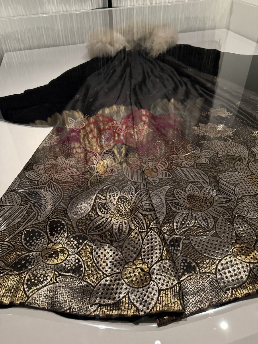 アールデコとモード展に滑り込みで行った時に見た、コートの裏地がとても素敵だったのでこれから作る服で真似したい
お洋服のすとんとしたシルエットどれも可愛かったな　100年前のシャネルのコートとっても可愛かった