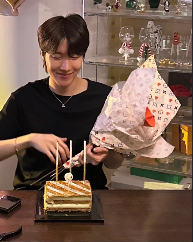 BTSProjectBR's tweet image. É O MÊS DO J-HOPE! 

RT e comentem as tags abaixo. 

HOBIUARY IS HERE
WELCOME HOBIUARY
#SayHelloToHOBIUARY