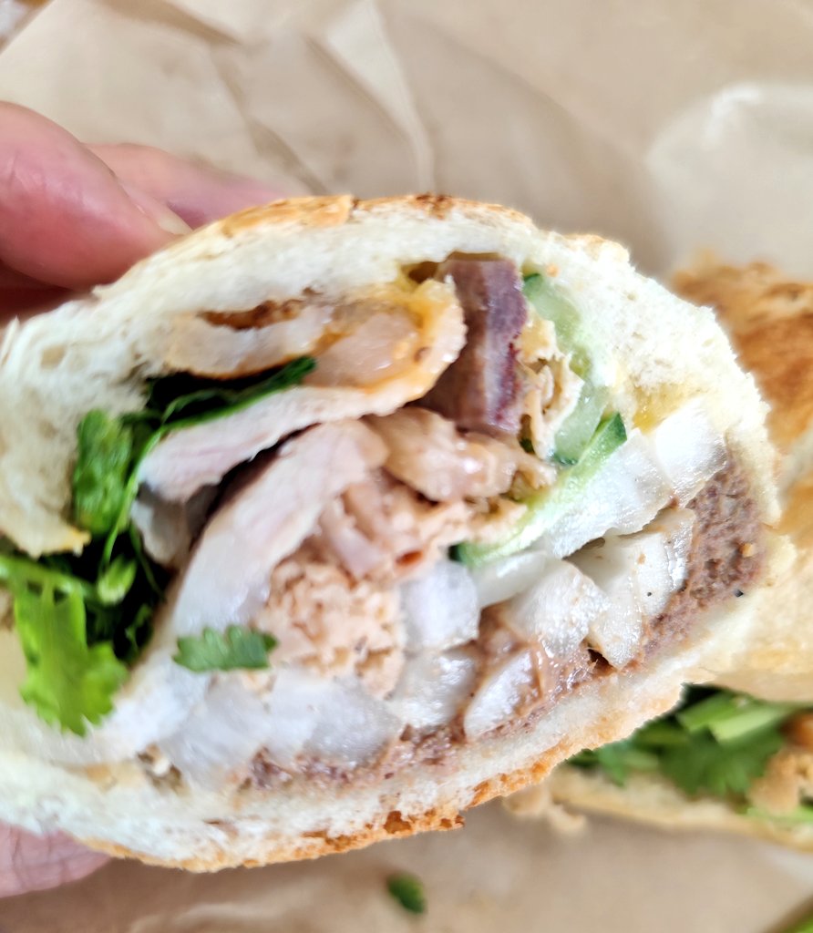 お昼はバインミーバーバー。
パクチーとなますたっぷりでおいちい(*´ω｀*)