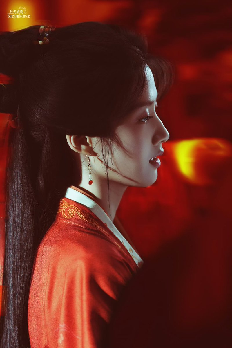 บทหนานอีออกแนวใช้ชีวิตให้รอดไปวันๆ ไม่ได้เก่งกาจอะไร ไม่งามหยาดฟ้า ไม่ใช่คุณหนูสูงศักดิ์​ แต่ดันมามีผู้ชายหล่อ เก่ง รวย ฉลาด 3 คนมารุมรัก
เป็นตัวละครที่มีสิทธิ์​โดนคนดูสาวๆ เหม็นได้ อีนี่มีไรดี แต่จะบอกว่า ถ้าซีรี่ย์ออนไม่มีใครอยากเป็นหนานอีหรอก

#LuYuxiao​
#DancingWithTheTide