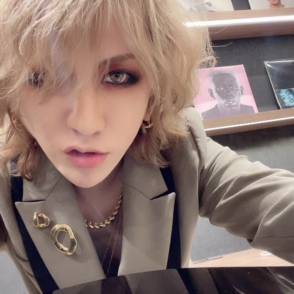 Mica_Mikan43's tweet photo. お誕生日おめでとう、ルキさん 💕🎉🎁 Feliz cumpleaños al mejor cantante de la mejor banda de todo el puto mundo ♥️ Gracias por existir, Ruki, y por permitirme el privilegio de disfrutar cada día de tu hermosa voz 😍
#HappyRUKIDay #HBDルキ #HappyBdayRUKI #theGazettE https://t.co/OHbAA0hNnz