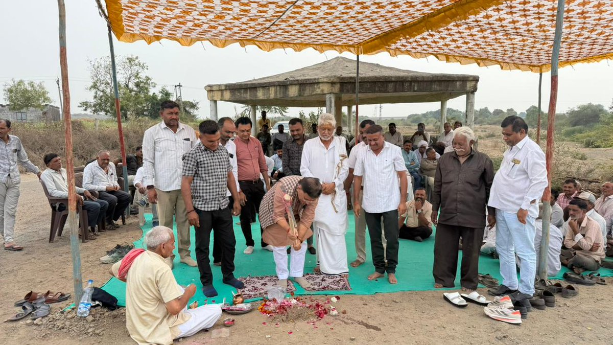 હાથસણી ખાતે સાવરકુંડલા–હાથસણી માર્ગ માટે રૂ. 4.10 કરોડ તથા હાથસણી–રૂગનાથપુર (ખોડી) માર્ગ માટે રૂ. 1.40 કરોડ એમ કુલ રૂ. 5.50 કરોડના માર્ગ વિકાસ કાર્યોનું ખાતમુહૂર્ત કર્યું.