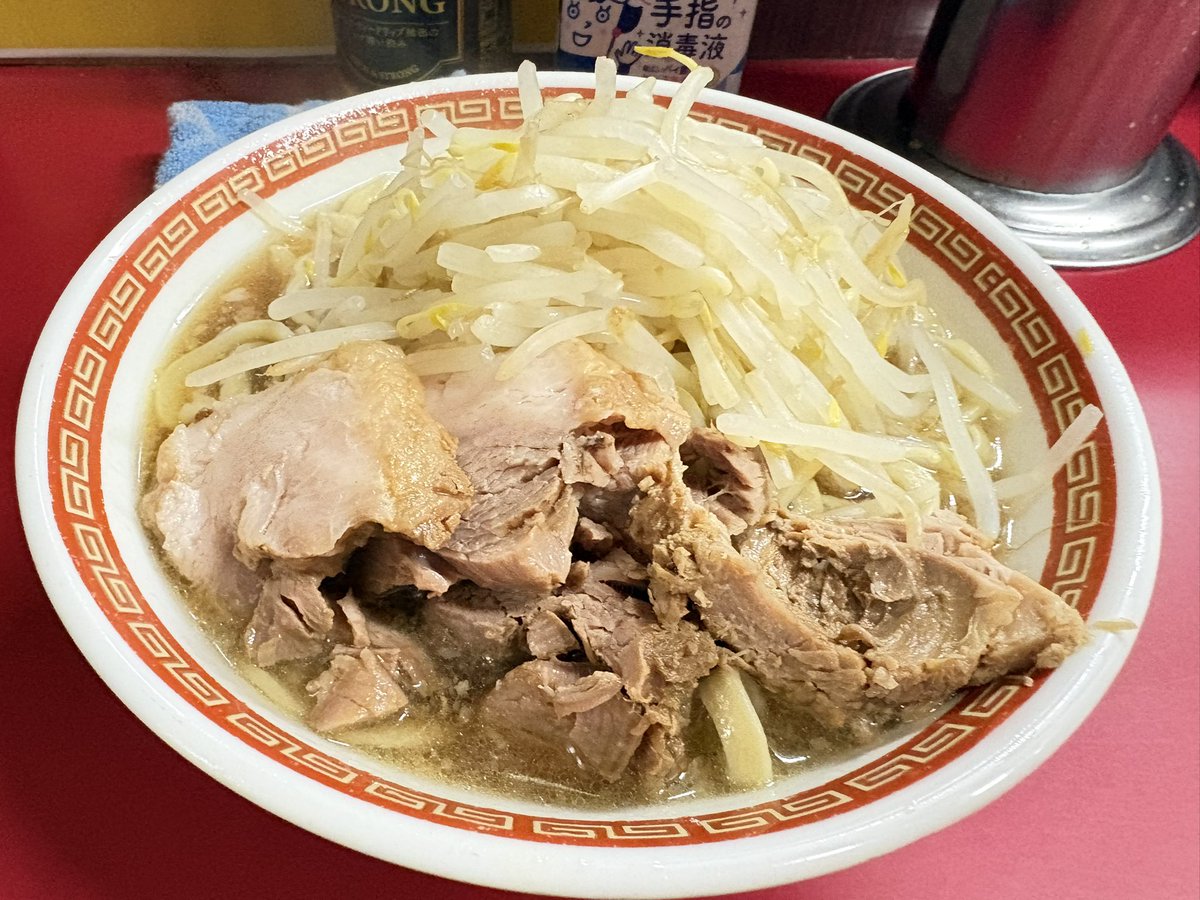 ラーメン二郎 目黒店

小ラーメン        ¥600
コール: そのまま

何年ぶりだろうか!?
記憶がない振りのメグジ…

硬めの麺ででワシワシ系なんか？ 笑
塩味はあるが美味くない😭
ブタは小さいながらホロブタで👍

このご時世に¥600円は安すぎる

あっ！前回¥500最後の日に勢揃いで行ったんだった〜 笑