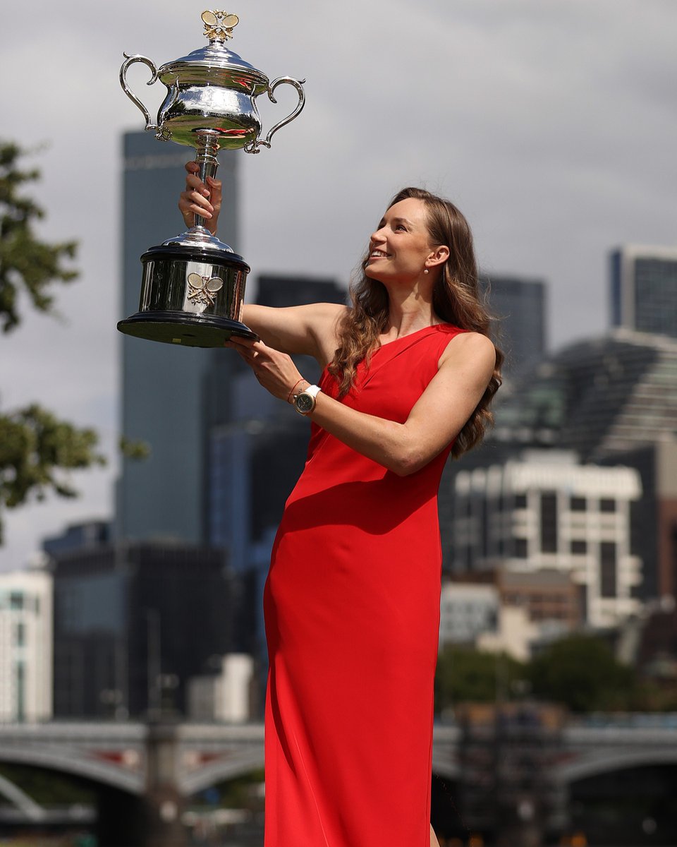 Our #AO26 women's champion <a href="/lenarybakina/">Elena Rybakina</a> wants to show you her trophy and you will congratulate her 😋🥰