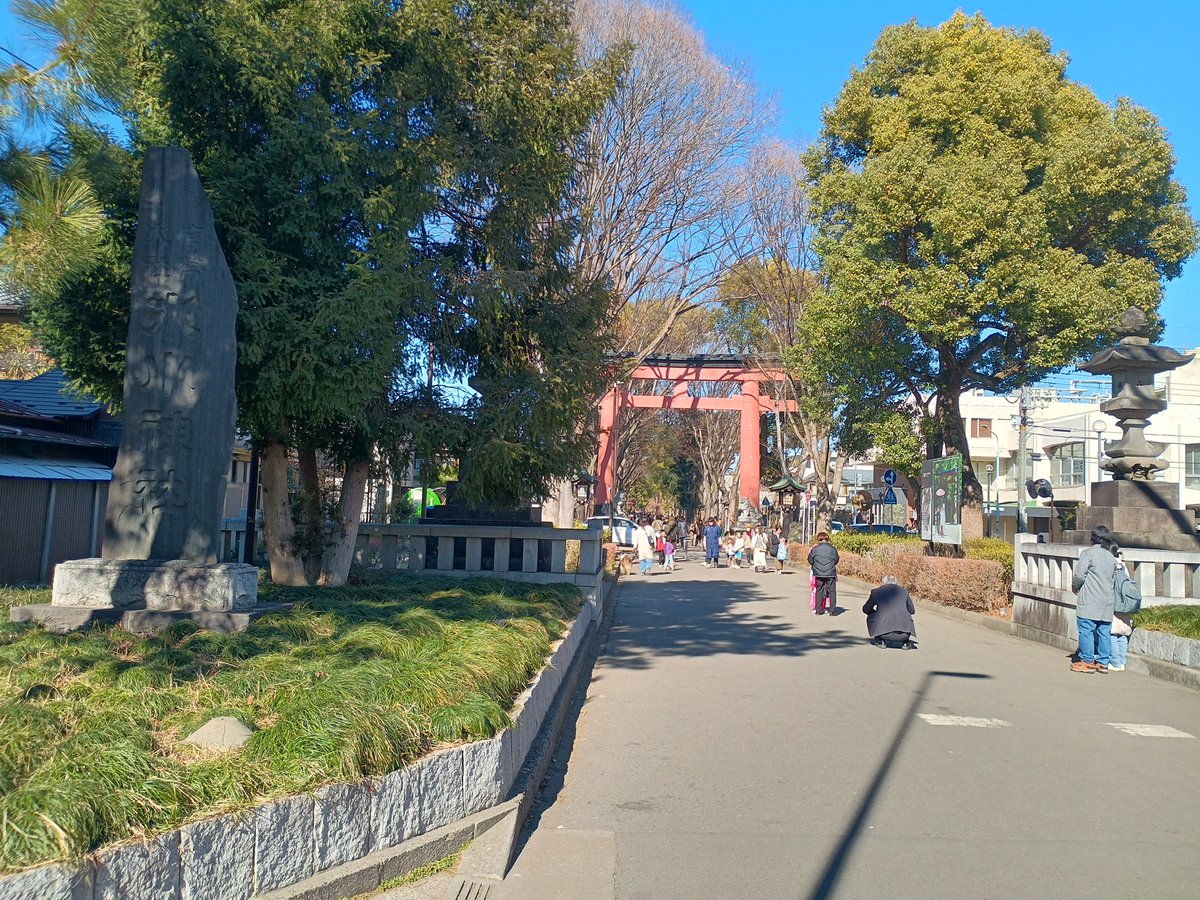 氷川神社。
太宰は午前中で仕事を切り上げ、毎日のように、ここの参道のヤミ市を見て歩くのが日課でした。