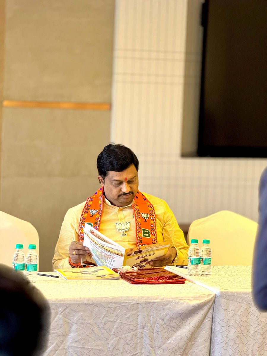GaneshChavanBJP's tweet photo. भारतीय जनता पार्टी छत्रपती संभाजीनगर जिल्हा परिषद व पंचायत समिती सार्वत्रिक निवडणूक २०२६ साठीचे सर्वस्पर्शी ग्रामीण विकासाचे संकल्पपत्र महाराष्ट्र राज्याचे महसूल मंत्री मा. श्री. चंद्रशेखरजी बावनकुळे यांच्या हस्ते जाहीर करण्यात आले. https://t.co/Ybpd1TBXU4