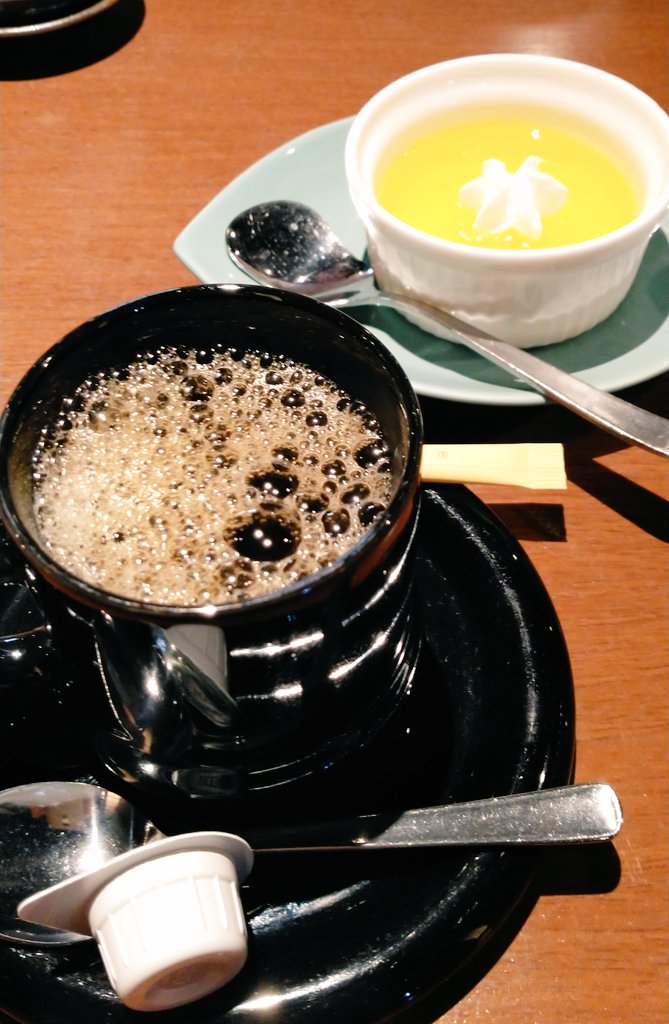 本日は育休中の職場の後輩とお昼に初めての利衛門。お上品な店内でデザートとコーヒーまでついて1,400円の週替わりランチを堪能しました。