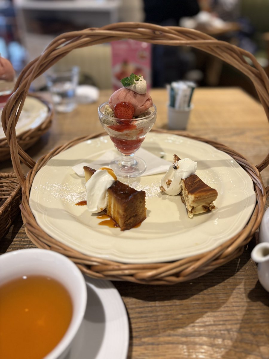 「試験が終わったらお茶しようね」って言いながら、１年間も放置してしまっていた妹とアフタヌーンティーでアフタヌーンティーを

この器ごと持ち出して、どこか芝生の上でお茶会したくなるやつ

あったかい店内最高だけど、気分だけ(笑)

難しいお年頃な母のケアをしてくれている妹には感謝するばかり