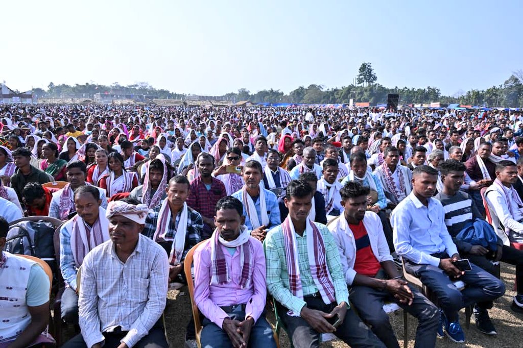 असम के तिनसुकिया में ऑल आदिवासी स्टूडेंट्स एसोसिएशन ऑफ़ आसाम (AASAA) द्वारा आयोजित आदिवासी महासभा में शामिल होने का सौभाग्य मिला है।
आज असम में अपने हजारों आदिवासी भाईयों-बहनों और बड़े-बुजुर्गों से मिलने का भी मौका मिला। इस ऐतिहासिक आदिवासी महासभा में मुझे आमंत्रित करने के लिए आप