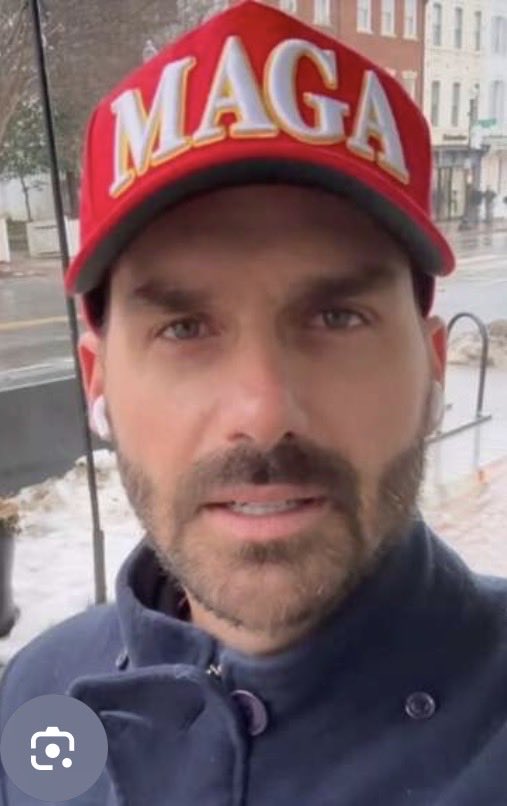 tiagosantineli's tweet image. esses dois que gastaram seu dinheiro indo pros EUA pra ficar cheirando o rabo do pedófilo donald trump já comentaram alguma coisa sobre os arquivos epstein? 

como que políticos que se elegem com o papo de PROTEGER CRIANÇAS ficam em silêncio tanto tempo sobre de uma desgraça…