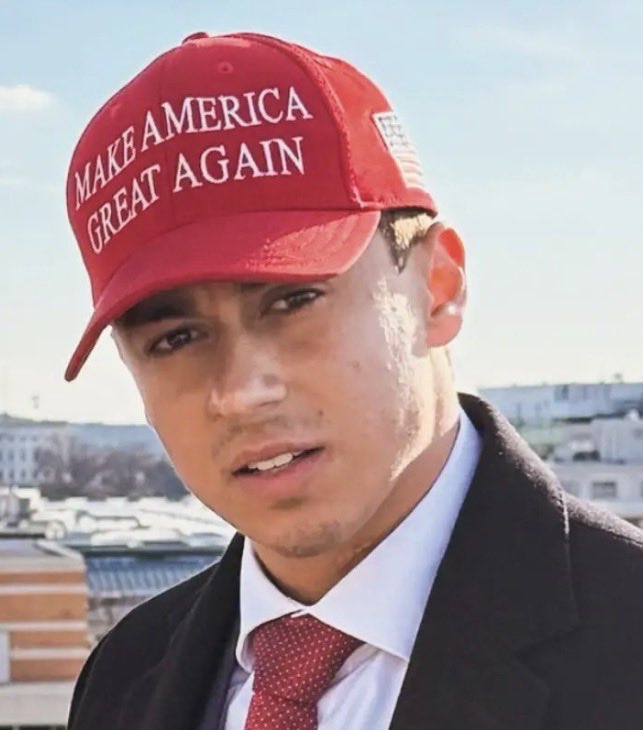 tiagosantineli's tweet image. esses dois que gastaram seu dinheiro indo pros EUA pra ficar cheirando o rabo do pedófilo donald trump já comentaram alguma coisa sobre os arquivos epstein? 

como que políticos que se elegem com o papo de PROTEGER CRIANÇAS ficam em silêncio tanto tempo sobre de uma desgraça…