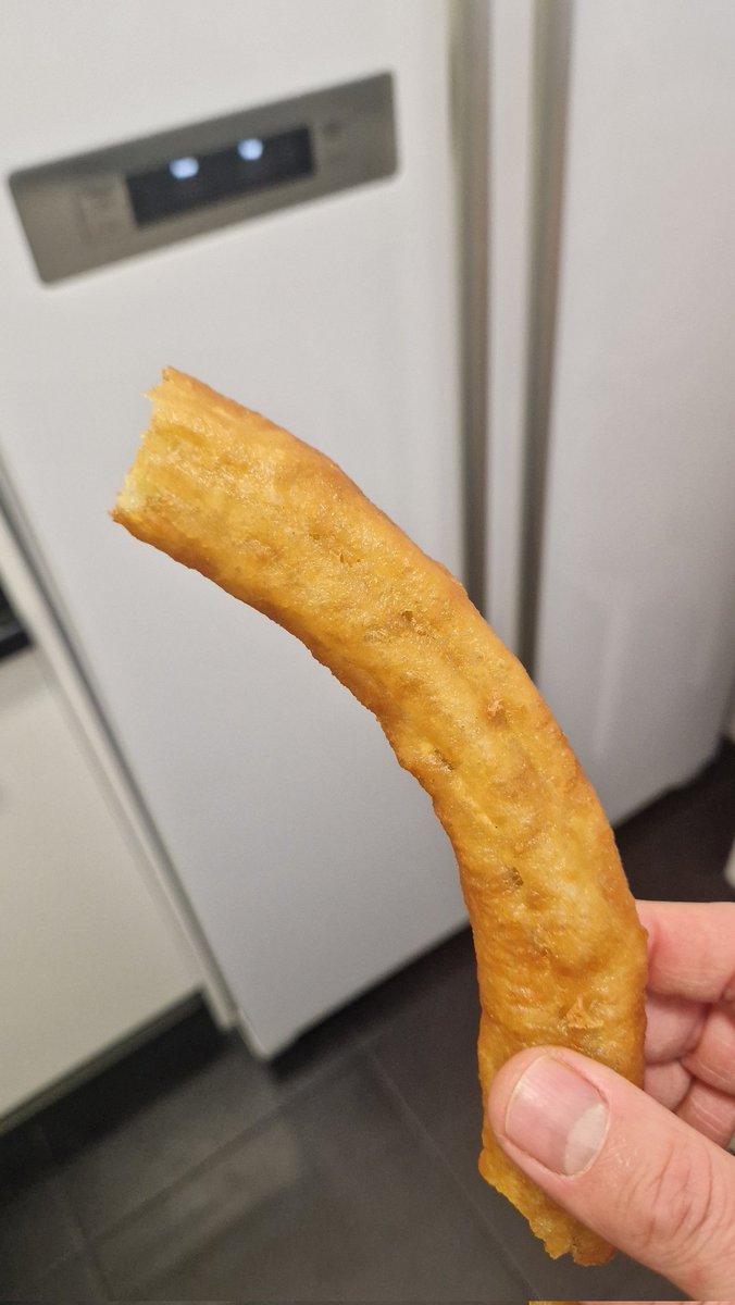 srdeserrano's tweet image. Ley no escrita, si toca bajar a la churreria, te comes la primera porra en cuanto llegas a casa. #EsLey #Churros