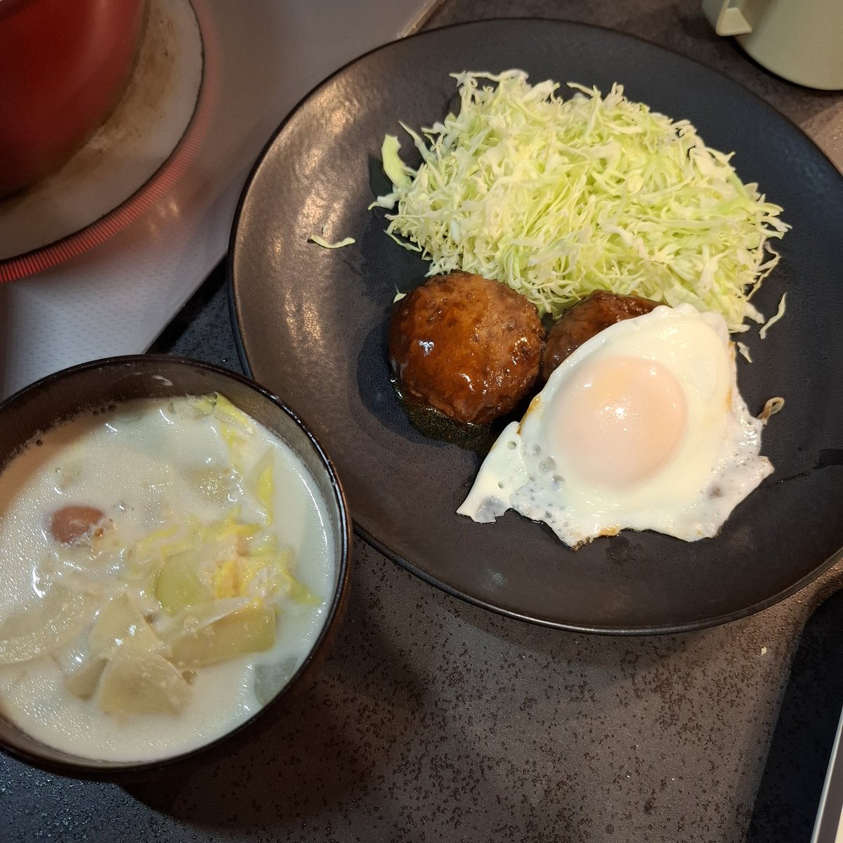 furiwinter's tweet image. ぶっくん配信見てたらできた！ハンバーグはぎょうむすのレトルトですごめんなさい🙄