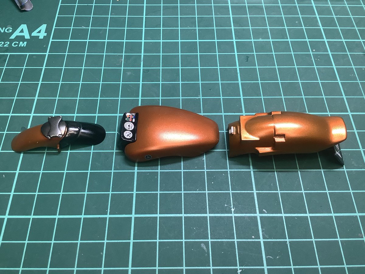 garekinosima's tweet photo. 今日の模型。HONDAモトラ。試し刷りでモトラのロゴを入れた。コレで、モトラっぽいからモトラに昇格！後は、難題のテールランプのスクラッチのみ！YAMAHA V-MAX。外装色はメタオレンジにしました♪後は、ミラーを作り直してます♪ https://t.co/plieezdBFB