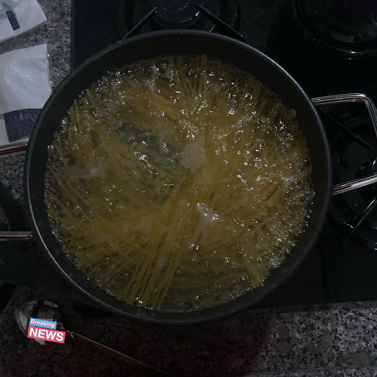 Özgür iradem olduğunu fark ettiğim için kahvaltıya salçalı makarna yapıyorum