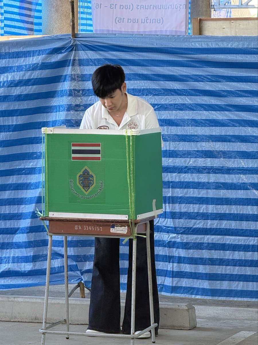 newsscalaa's tweet photo. “สิงโต ปราชญา” ใช้สิทธิเลือกตั้งล่วงหน้าก่อนบินไปทำงานต่างประเทศ พร้อมชวนคนไทยออกมาใช้สิทธิเพื่อการเปลี่ยนแปลงที่ดีขึ้น
#SingtoPrachaya #สิงโตปราชญา #_singto
นักแสดงหนุ่มชื่อดัง “สิงโต - ปราชญา เรืองโรจน์” เดินทางเข้าใช้สิทธิเลือกตั้งล่วงหน้านอกเขต ณ เขตเลือกตั้งที่ 15 สำนักงานเขตบึงกุ่ม กรุงเทพมหานคร ก่อนถึงวันเลือกตั้งจริงในวันที่ 8 กุมภาพันธ์นี้ เนื่องจากติดภารกิจในการเดินทางไปทำงานยังต่างประเทศ
หลังใช้สิทธิเรียบร้อย “สิงโต” ได้พูดถึงความสำคัญของการออกมาใช้สิทธิในครั้งนี้ว่า
“เนื่องจากในวันที่ 8 กุมภาพันธ์ ผมมีคิวเดินทางไปทำงานที่ต่างประเทศครับ จึงตั้งใจมาใช้สิทธิเลือกตั้งล่วงหน้าไว้ก่อน เพราะไม่อยากเสียสิทธิครั้งสำคัญนี้ไป สำหรับความคาดหวังในครั้งนี้ ก็คงคล้ายกับคนอื่นๆ คืออยากเห็นคนที่รับรู้ และสามารถช่วยแก้ไขปัญหาของประชาชนได้อย่างแท้จริงในทุกด้านครับ”
นอกจากนี้ ”สิงโต“ ยังได้ฝากข้อความถึงแฟนๆชาวไทยทุกคนว่า
“ผมอยากเชิญชวนคนไทยทุกคนที่มีสิทธิ อย่าลืมออกมาใช้สิทธิของตัวเองกันนะครับ ทุกเสียงของพวกคุณมีความหมายครับ”
