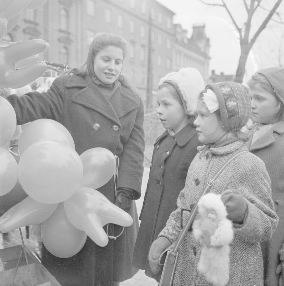 GimleK's tweet photo. DISTINGSMARKNADEN BYTER NAMN EFTER 600 ÅR TILL ”UPPSALA VINTERMARKNAD”
 
Distingsmarknaden i Uppsala byter namn efter över 600 år. Guidio Carinci som anordnar marknaden tycker att det totalt historielösa namnet ”Uppsala vintermarknad” passar bättre. När han ändå är i farten byter han dessutom dagar på den traditionsenliga marknaden. Trenden att radera ut de gamla marknadsnamnen kan ses på fler håll. I Växjö har den, sedan 1300-talet, traditionella Sigfridsmarknaden sedan några år bytt namn till det intetsägande namnet ”Växjö vårmarknad”. I folkmun lever dock ”Sefframässemarken” kvar.
 
Spelar det någon roll vad en marknad heter? Spelar det någon roll om vi känner till sägnen om hur drottning Disa räddade landet från hungersnöd på Kung Freys tid, eller hur Sankt Sigfrid enligt legenden lät döpa Olof Skötkonung? Kan de där urgamla namnen och historierna verkligen påverka oss idag, hundratals år efter att de skrevs ner?
 
Svar ja. Vår historia och vårt kulturarv handlar till stor del om vårt deltagande i berättelser. Hur vi upplever en plats beror helt enkelt på vad vi vet om den. Och ju mer vi vet, desto mer tillhörighet känner vi. Men upplevelsen av en plats förändras när dess namn och historia faller i glömska. Vi blir vilsna, ensamma, känner oss inte hemma på platsen. En vintermarknad eller vårmarknad kan vid första anblick verka mer inkluderande än en Distingsmarknad eller Sigfridsmarknad. Men i verkligheten är det tvärtom. Namnen, historierna och traditionerna formar trygga ramverk runt oss, öppnar dörrar till det förflutna och skapar rum vi känner oss hemma i.
 
Marknadernas namn är en del av det gemensamma rummet, men de omskapar också rummet till en slags minnesplats som inte bara berättar om en händelse, utan även en gemensam historia. Denna rumsliga historia skapar i sin tur en plats för upplevd tillhörighet. De värden en plats är laddad med förändras naturligtvis, och vilka kulturhistoriska värden som bevaras och vårdas ser olika ut från en tid till en annan, men att aktivt sudda ut namnet på en 600-årig marknad är inget annat än ett övergrepp på ett gemensamt immateriellt kulturarv.
 
Att bevara och levandegöra traditionella marknadsnamn som Distingsmarknaden och Sigfridsmarknaden och dess narrativ är alltså viktigt av flera skäl. Dels säger namnen oss något om vår historia. Dels kan kunskap och medvetenhet kring ett lands historia och föreställningsvärld bidra till en känsla av gemenskap och upplevd tillhörighet.  I dagens samhälle med pågående kulturdebatt om vad svensk kultur verkligen är, är det än mer relevant att värna om dessa namn. För de, om något, är otvivelaktigt en del av vårt svenska kulturarv.