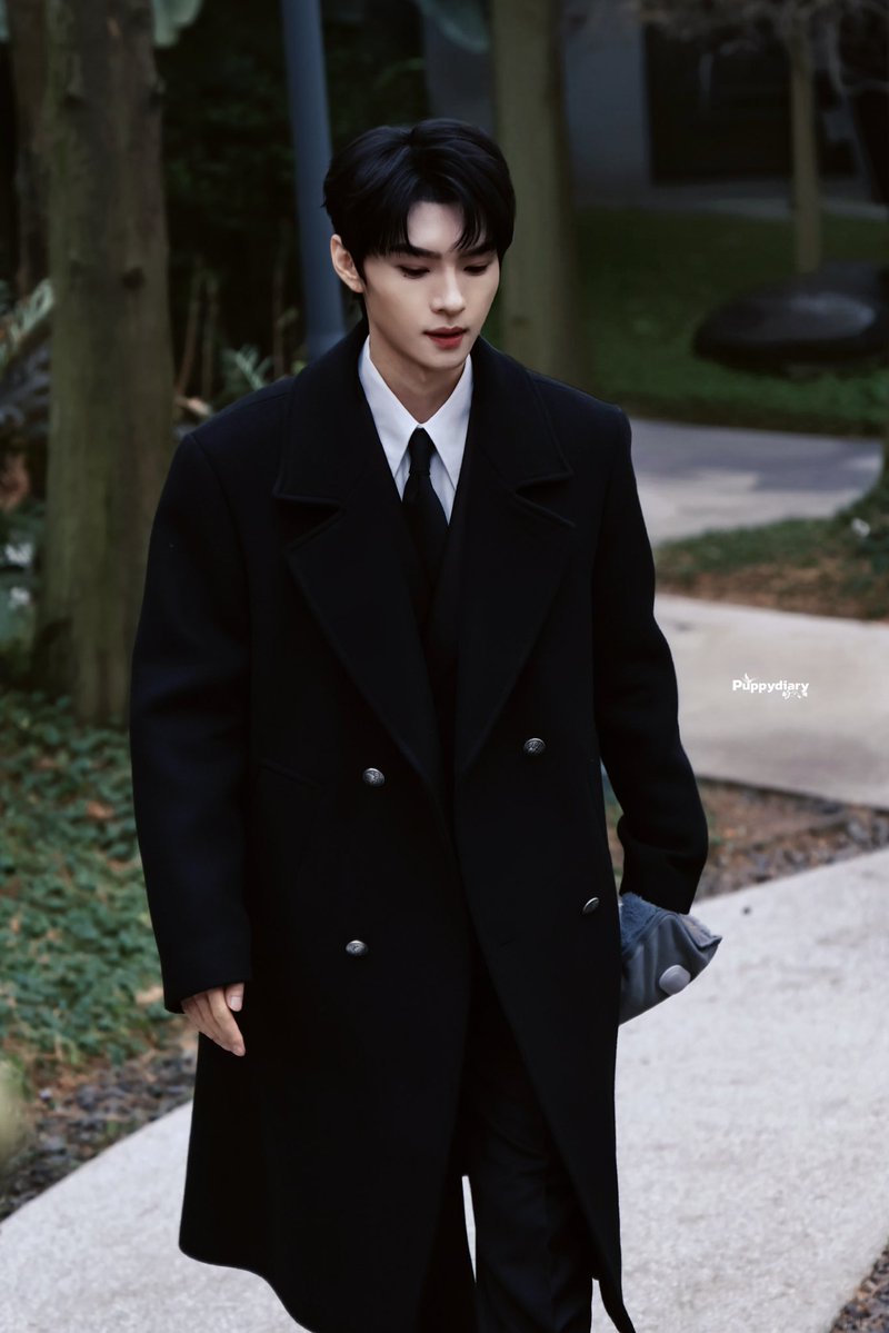 난 진짜 세상에 왜 이렇게 잘생긴 사람이 많은건지 모르겠어 계속 새로운 존잘남이 나와;;;; 근데 왜 내 주변에는 한명도 없는지는 더 모르겠어
ㄴ대충 중남보따리 더 늘어났다는 소리