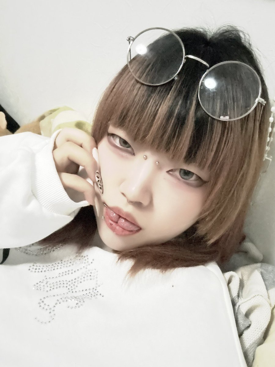 x_x_zero_0's tweet photo. 今日写真激盛れすぎてずっとこの顔で居たい
メガネ2個新調しました⎚  ̫ ⎚ https://t.co/KxrCQwycWP