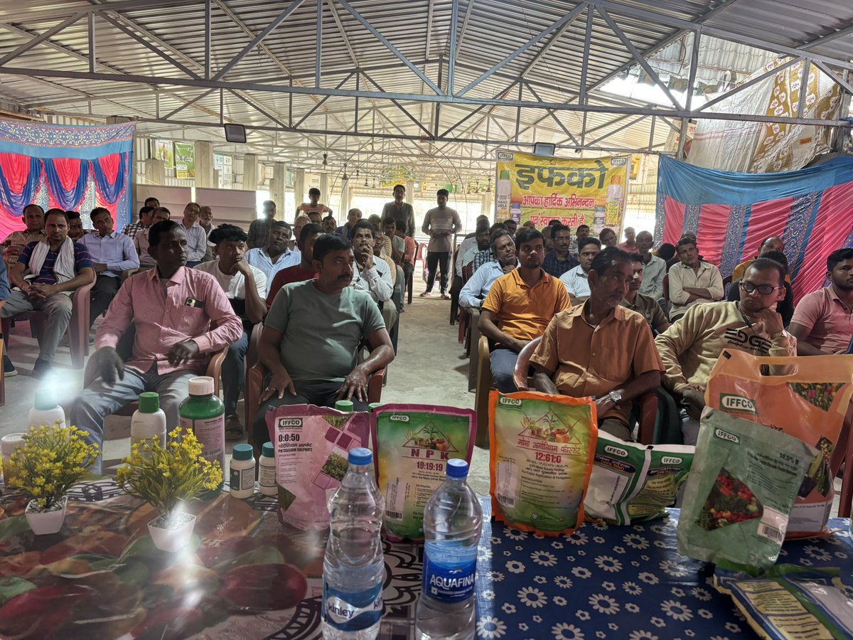 IFFCO_JH's tweet photo. A retailers meeting was successfully organized today at Chota Tarua,lt focusing on the advanced agriculture technologies of Nano Fertilizers, Bio-Stimulants. The program emphasized their scientific benefits, application methods,role in sustainable, high-yield farming. https://t.co/q7epmaa30G