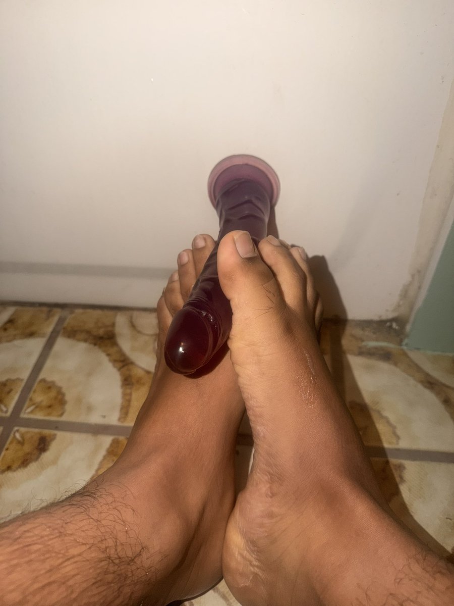 Mens feet tweet media