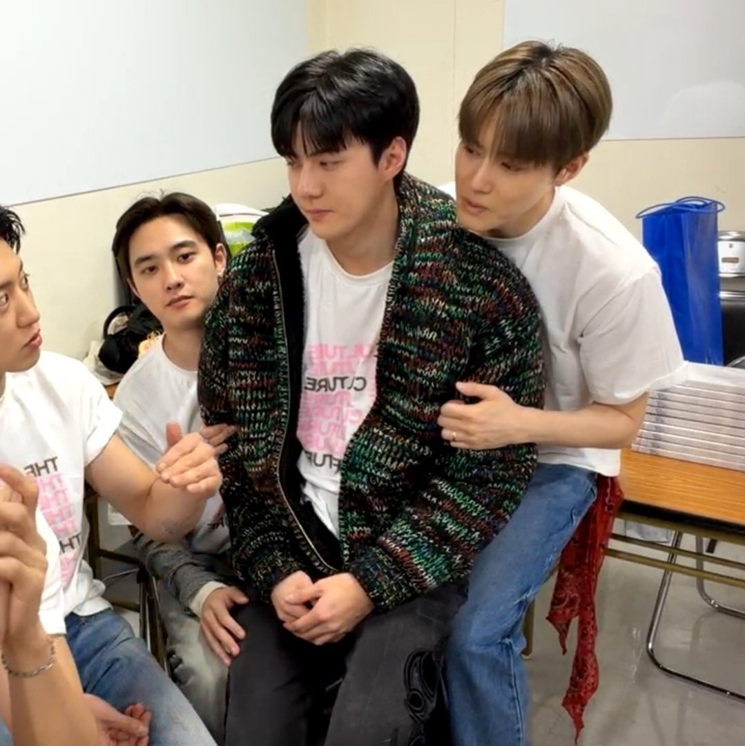 SATU ORANG DIPANGKU OLEH DUA ORANG 😭😭😭

-Star pdhal meja yg diduduki Suho msh kosong, tpi Sehun malah di pangku 😭😭