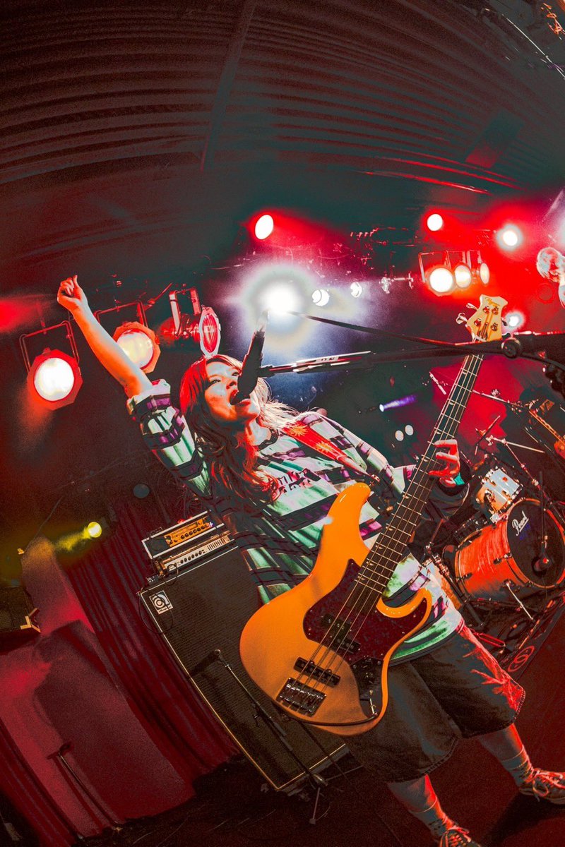 2YOU_MAGAZINE's tweet photo. #でらロック2026
【ROCK METEO STAGE】
LONGMAN

SAWAとHIRAIの言葉とサウンドが紡ぎ出す底抜けの明るさ、疾走するビートに乗せて軽やかに、けど激しく進むライブに心奪われる。現代メロディックパンクの良心が詰まった1919でフロアを鷲掴み！！LONGMAN最高！！

✍️ @the_boogie_jack 
📷 @_yuuukiii13 https://t.co/qzhzSfttT2