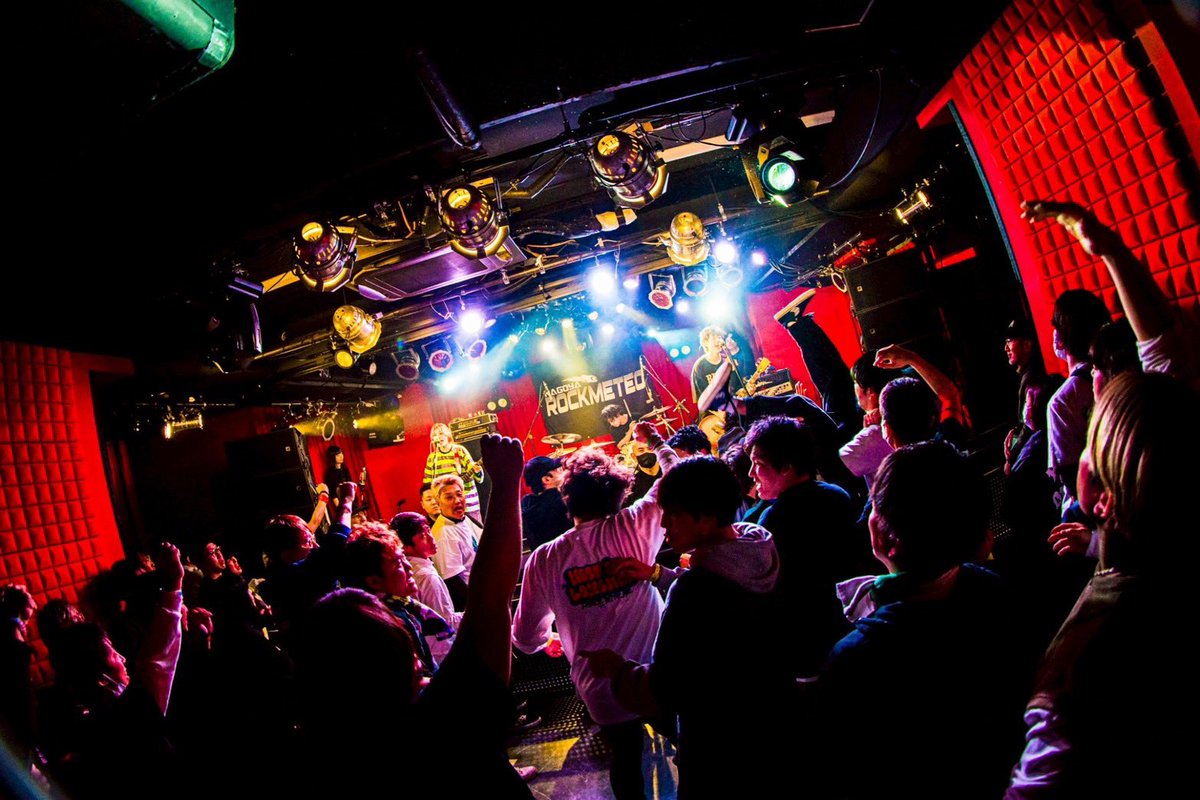 2YOU_MAGAZINE's tweet photo. #でらロック2026
【ROCK METEO STAGE】
LONGMAN

SAWAとHIRAIの言葉とサウンドが紡ぎ出す底抜けの明るさ、疾走するビートに乗せて軽やかに、けど激しく進むライブに心奪われる。現代メロディックパンクの良心が詰まった1919でフロアを鷲掴み！！LONGMAN最高！！

✍️ @the_boogie_jack 
📷 @_yuuukiii13 https://t.co/qzhzSfttT2