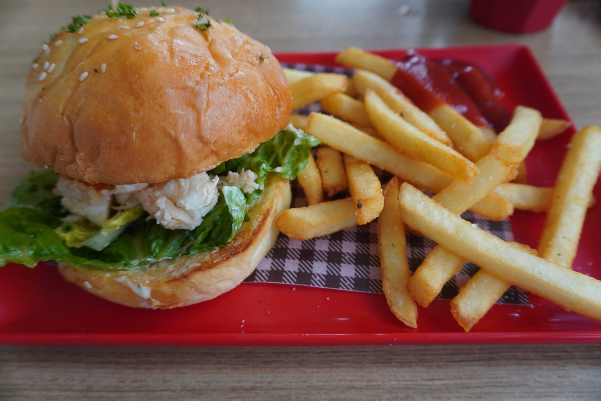 eatdrink75's tweet photo. 🦞 OMG! The Lobster Shack Bicheno, Tasmania is just delicious. Hot buttered lobster roll + chips + that salty sea air = perfection.

#australia #foodie #yummy #delicious #seafood https://t.co/HU2iUnK7BV