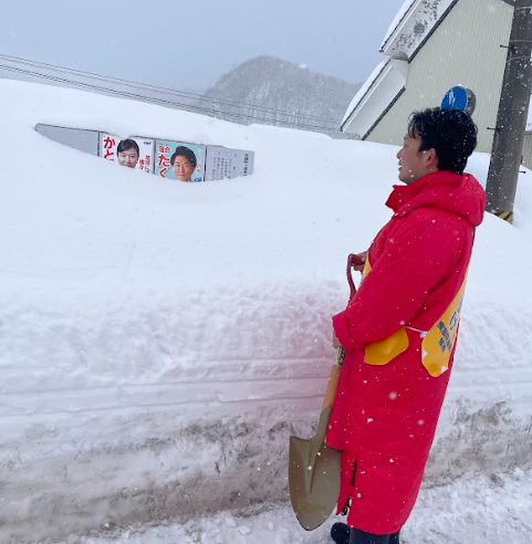 kosukekitajapan's tweet photo. 【先に人に頼るな。まずは自分でやれ。】山形3区の豪雪地帯。埋もれたポスター掲示板を、一つひとつ掘り起こしています。

先日の「助けてください、掲示板が雪に埋まっています」の投稿で、こんなお叱りを有権者の方から受けました。

「俺達は、毎朝4時に起きて、1日中雪かきしているんだ」
「それなのにお前だけ除雪を他人に頼むのは、違う」
「まずは自分でやれ。それでも足りなければお願いしろ」
「山形は、そういう場所だ。お前はわかっていない」

…たしかに、そうでした。

自分はこの土地に住む皆さんの痛みや苦労を、本当の意味ではわかっていませんでした。

「除雪を1日何度もしなければ、くらしが成り立たない」
「他人にも、頼めない。自分でやるしかない」

そんな状況で、外から来た人間が「掲示板の除雪を手伝ってください！」と叫んでいたら、それはまったくそこに住む人の立場になれていない、そういうことになる。

さきほど言及した、高市総理の「円安ホクホク発言」とある意味似たようなことを、自分はしてしまっていました。特大のブーメランでした。

この件に関して、心から反省するとともに、本日から、山形3区の豪雪地帯をあらためて回らせていただき、宿泊し、除雪をし、有権者の方々の心の声を、お聞きしていきます。

自然と向き合い、人と向き合い、政治とは何たるかを、今一度見つめ直します。

以上です。

#手取りをもっと増やす　#比例は国民民主党