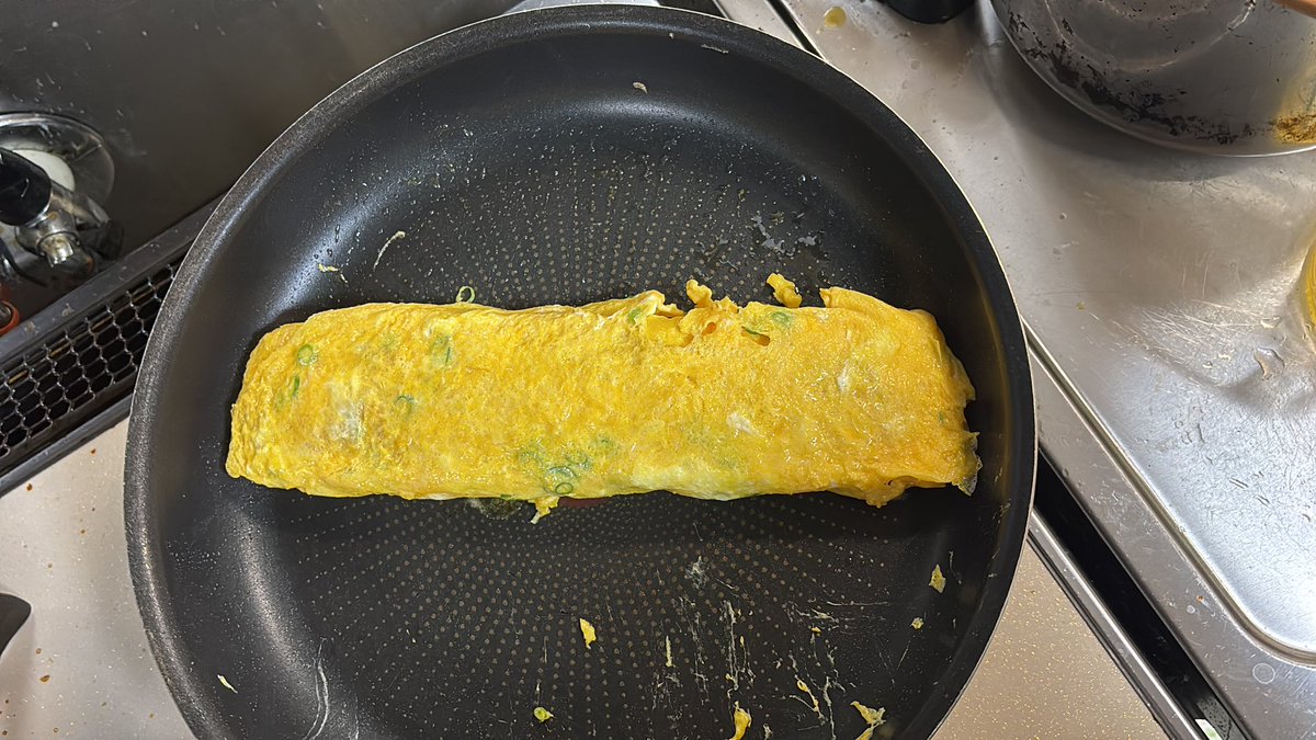 9e_e3's tweet photo. 直径28cmのフライパンで卵焼き作った😄
かえしはお箸だけ使って
意外にできるもんだ🤣 https://t.co/FJVQTVv5oN