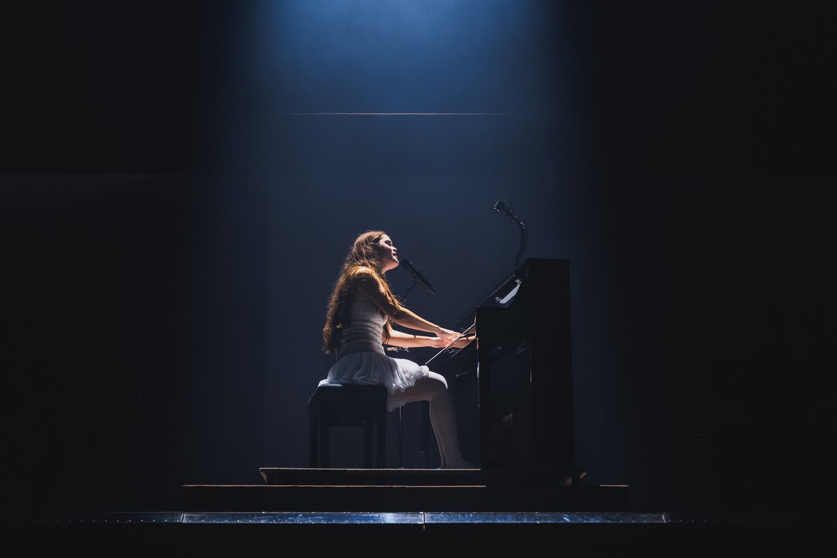 ConcelloCoruna's tweet photo. 🎶 Amaia, no Coliseum da Coruña, no seu único concerto en Galicia.

📸 Así foi, en imaxes, a actuación da artista navarra a pasada noite, coas bancadas cheas na nova parada da súa xira #Arenas.

Ao seu carón, sobre as táboas, a banda galega Aliboria, na interpretación de Aralar. https://t.co/llGpeIQen4