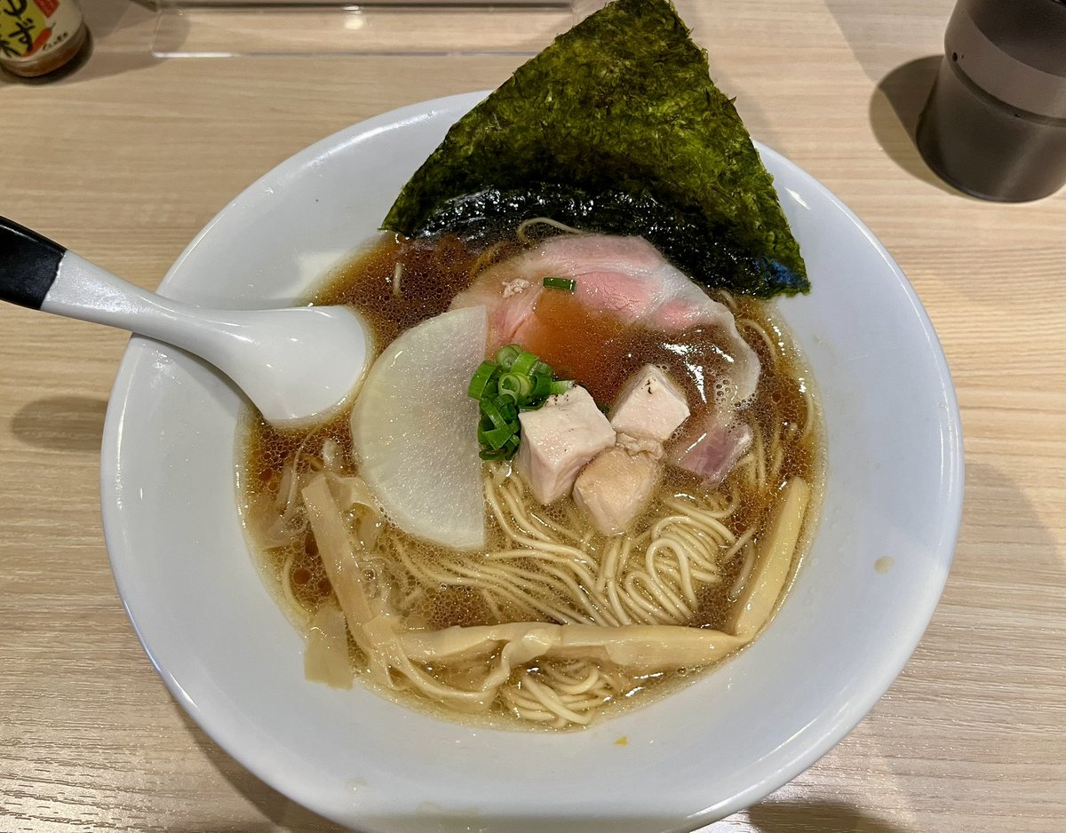 DekakeO36941's tweet photo. 散歩のランチ　麺屋和章　月末にオープンしたばかりだったらしい
醤油スープ、コシがある細麺、チャーシューどれもおいしかった。 https://t.co/GwY9FQlrHu