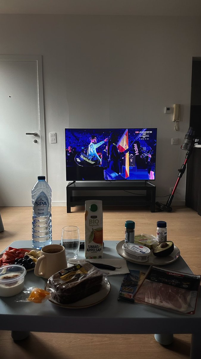 vxvii__'s tweet photo. Aquí estamos… a lo grande apoyando al más grande!! @carlosalcaraz @Eurosport_ES !!!!! https://t.co/9hWOiUTu6N