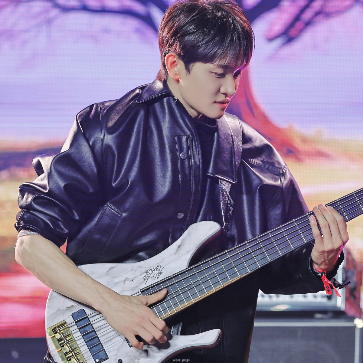 260131 퍼뮤스
옆태랑 손에 핏줄이 제일 좋아

#조원상 #루시 #LUCY