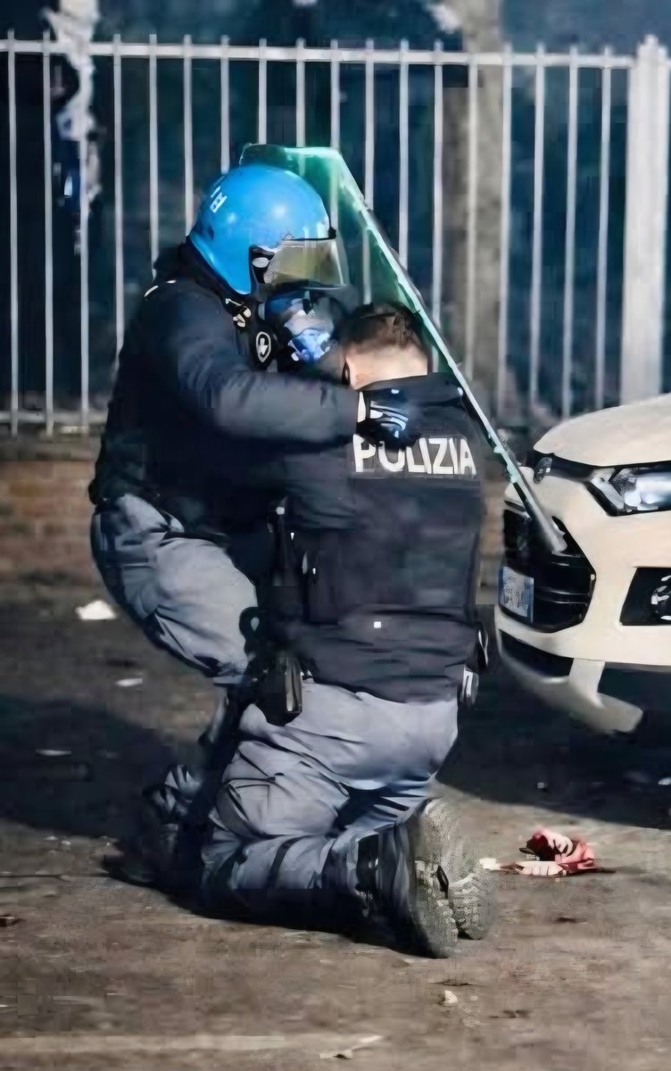 ChiodiDonatella's tweet image. Questa immagine fa male.
È devastante.
Poi però se un #poliziotto spara lo indagano per "omicidio volontario".
Maledetti.
#AlessandroCalista #Torino
#Askatasuna #1febbraio