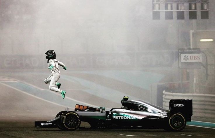 tittilover666's tweet image. Если спросить меня, какие мои любимые фотки Нико Росберга, то я отвечу, что конечно же те, где сработала встроенная в болид система катапультиррвания