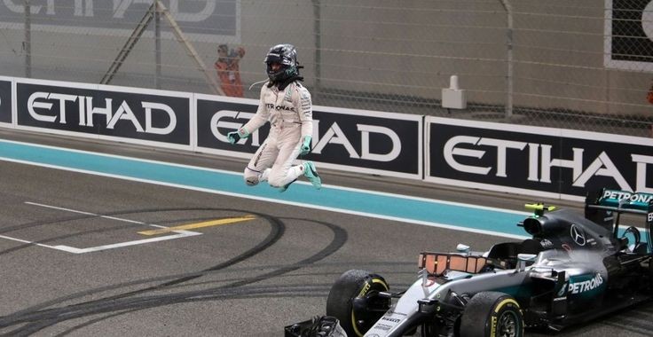 tittilover666's tweet image. Если спросить меня, какие мои любимые фотки Нико Росберга, то я отвечу, что конечно же те, где сработала встроенная в болид система катапультиррвания