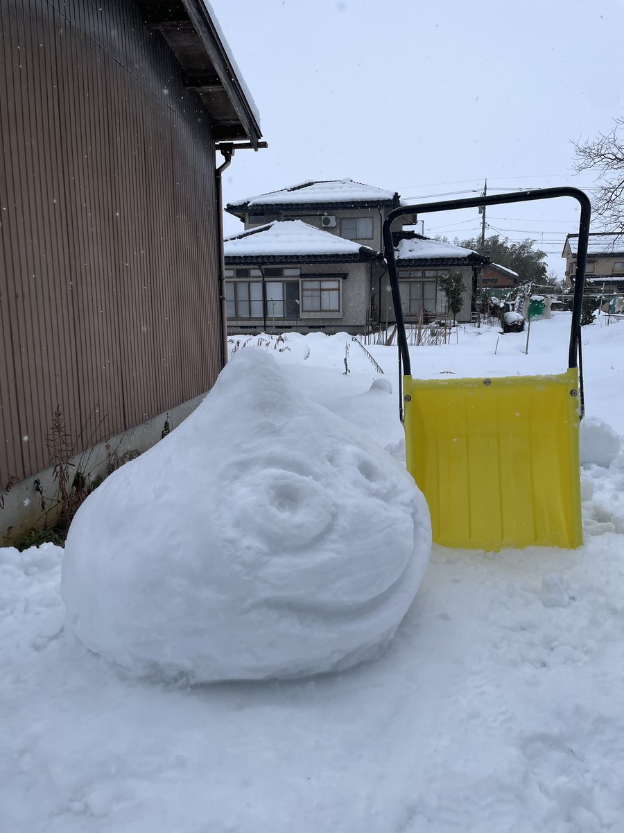 pjo_ch's tweet photo. 大雪で家の周りの雪かきが億劫だったけど、どうせなら楽しもうと思って雪像を作ったよ
「スライムが現れたコマンド？」 https://t.co/z96ZQQmFqL