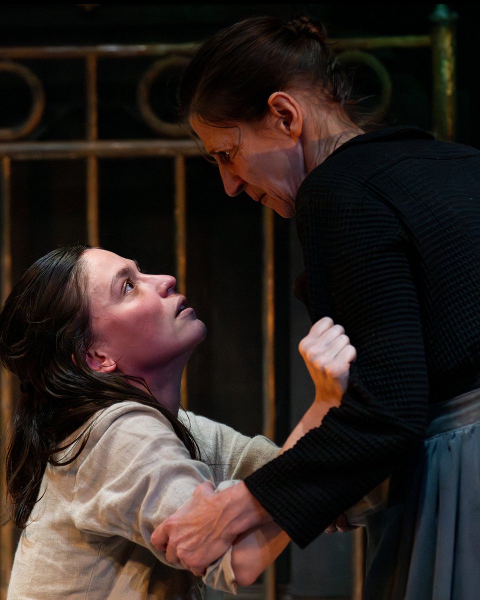 TeatroEspanol's tweet photo. El Teatro Español se despide de ‘Noche’ 🌌

La obra ha invitado a adentrarse en un universo marcado por el hambre, la hipocresía social y la decadencia moral, exponiendo con crudeza los efectos del fanatismo religioso, la represión y la rigidez de las normas sociales.

Un viaje escénico a las zonas más oscuras del ser humano que ha permitido redescubrir la figura de Alejandro Sawa, autor clave del naturalismo español, y comprender por qué su mirada influyó decisivamente en la creación del universal Max Estrella de Valle-Inclán.

Gracias por acompañar esta propuesta con atención, reflexión y una acogida tan generosa del público.

✍️ Autor: Alejandro Sawa
🎭 Adaptación y dirección: Mariano Llorente

Reparto (por orden de intervención):
Alberto Jiménez, Àstrid Janer y Roser Pujol, con la participación audiovisual de Jorge Varandela.

Equipo artístico:
🔸 Escenografía: Arturo Martín Burgos
🔸 Vestuario: Almudena Rodríguez Huertas
🔸 Iluminación: Ion Aníbal
🔸 Videoescena: Emilio Valenzuela
🔸 Composición musical: Mariano Marín
🔸 Ayudante de dirección y espacio sonoro: David Roldán

🎭 Producción: Teatro Español y Micomicón Teatro
👏 Gracias por la extraordinaria acogida y por agotar las localidades durante todas las funciones.
👉 Descubre la programación completa de la temporada 2025/26 en la web del Teatro Español.
📸 Javier Naval
.
.
.
#Noche #AlejandroSawa #MarianoLlorente #TeatroEspañol #ArtesEscénicas #CulturaMadrid #Temporada2025_26