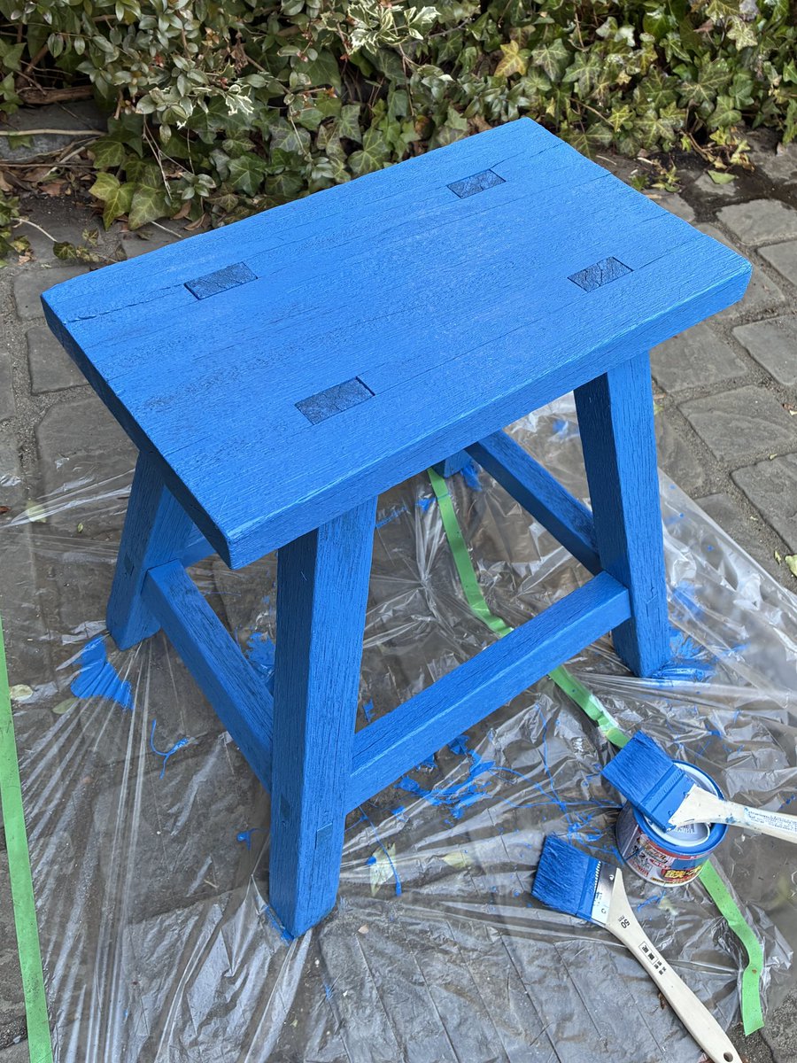 庭の椅子が長年の風雨で荒れてきたので小2の次男と一緒にペンキを塗り直した。

庭の点景として、なかなか良い色になった。
秋のマルメロの黄色と良い響きになりそう。