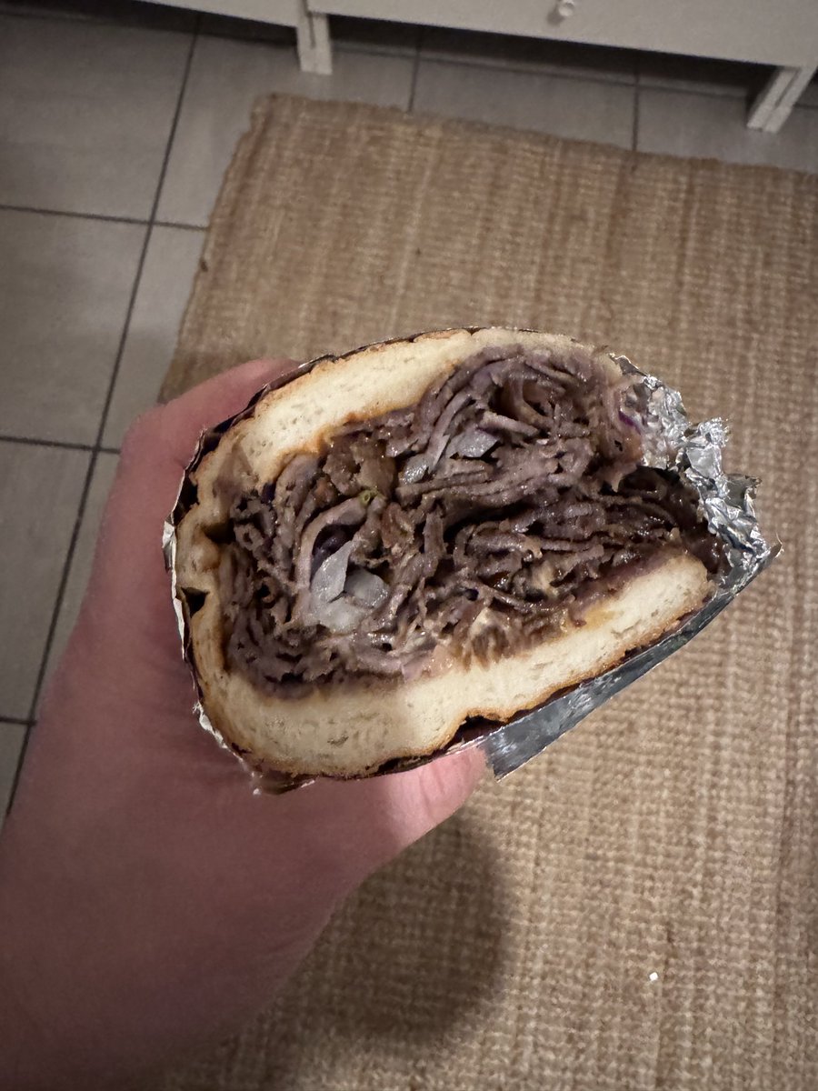TemettuDiyeti's tweet image. Almanya’da yemiş olduğum bir döneri paylaşayım. Orjinal ET DÖNER, sonra Almanya’da kıyma demeyin.
 
Güncel Fiyatı ise 9 Euro