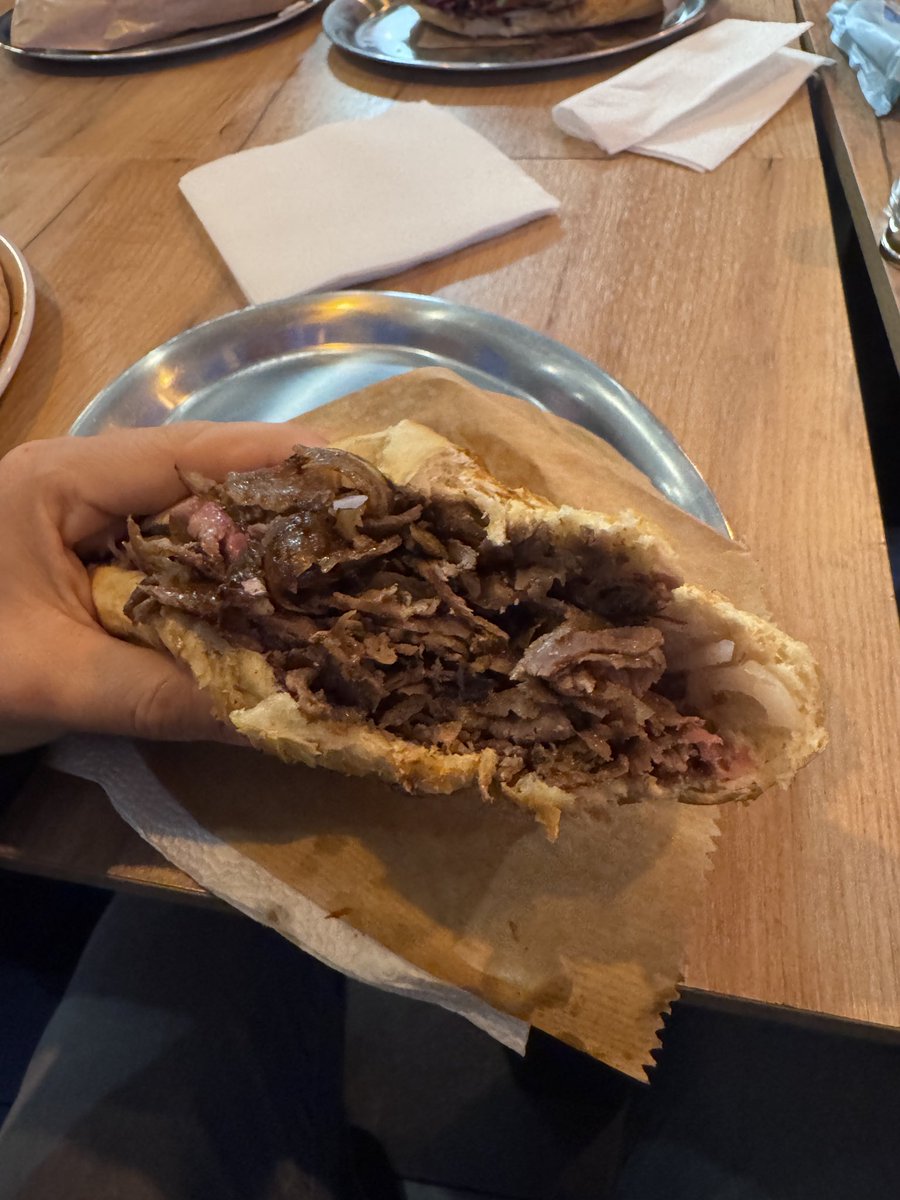 TemettuDiyeti's tweet image. Almanya’da yemiş olduğum bir döneri paylaşayım. Orjinal ET DÖNER, sonra Almanya’da kıyma demeyin.
 
Güncel Fiyatı ise 9 Euro