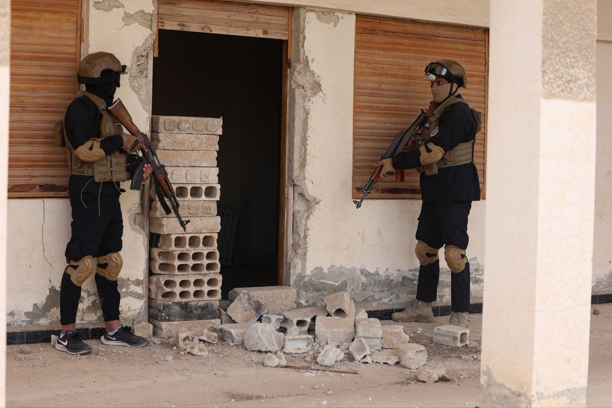 عاجل | ميليشيات حزب الله اللبناني الجهة المتورطة بهجمات دمشق :

وزارة الداخلية في بيان أكدت أن المجموعات التي استهدفت منطقة المِزّة ومطارها العسكري مرتبطة بجهات خارجية، وأن مصدر الصواريخ ومنصات الإطلاق التي استخدموها في تنفيذ الاعتداءات، إضافةً إلى الطائرات المسيّرة التي ضُبطت،