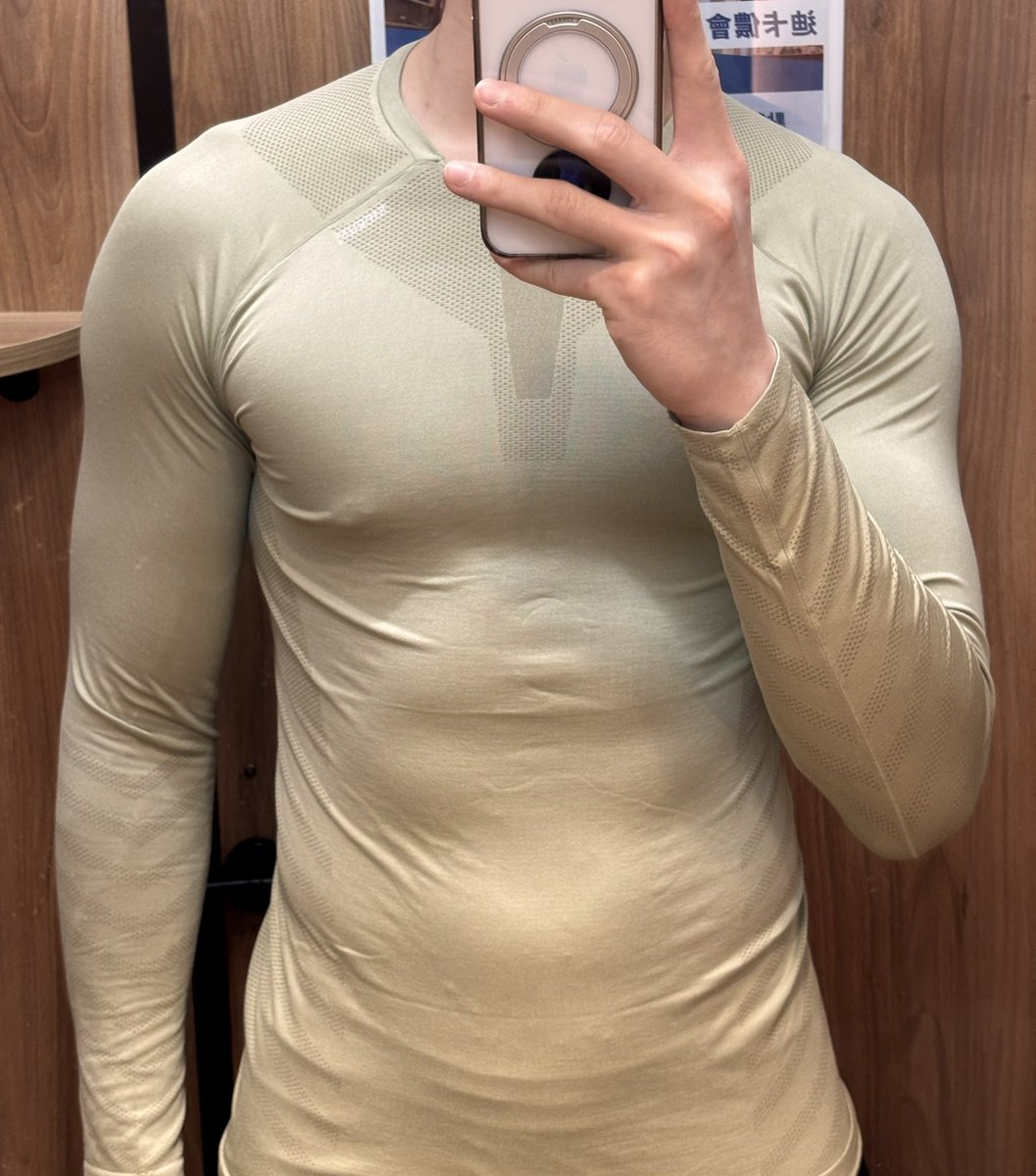 跑來試迪卡儂的肌肉衣
是真的顯身材 但那個激凸也是真的明顯