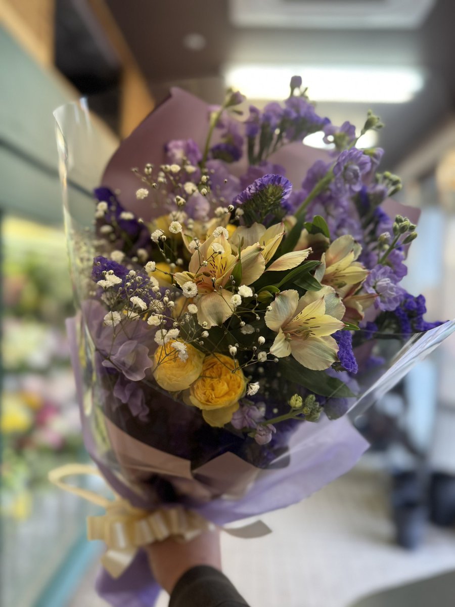 monami1187's tweet photo. 紫のお花が少なくなってきてしまいましたが何とか喜寿のお祝いの花束を創れました。
お花を贈る素晴らしさを伝えていかないといけないね！
お客様も喜んでいただけたので良しとします笑
#喜寿祝い https://t.co/w1KZHd4sxd