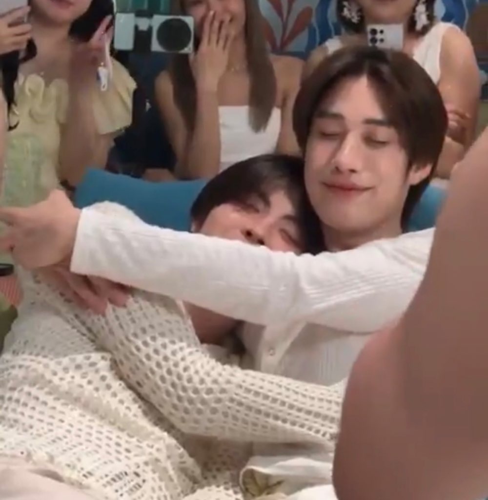 moonxest's tweet photo. each other’s shoulder will always be their comfort place https://t.co/9JerZ0CUwM
